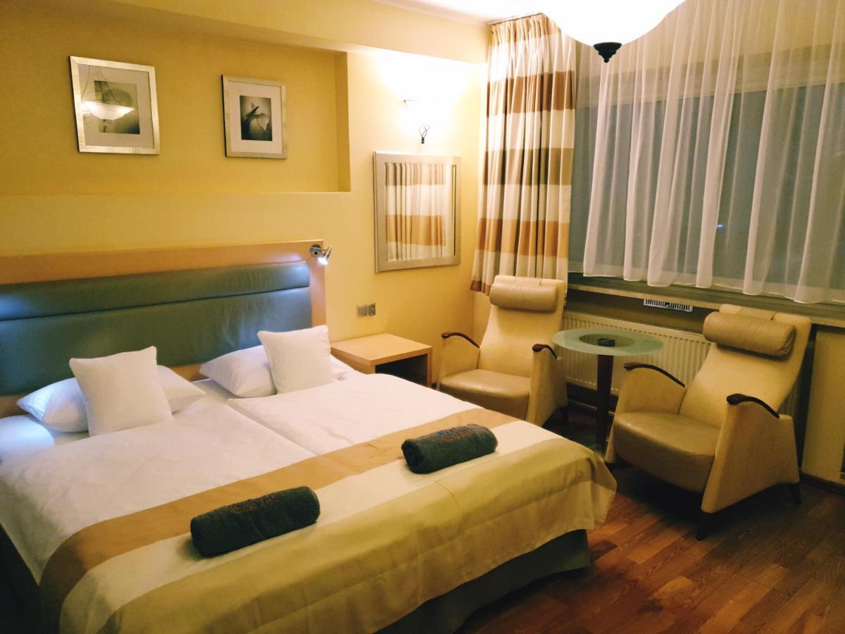 Bialy Slon Delux Hostel Gdynia Kültér fotó